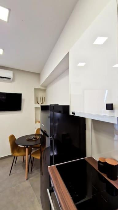 Faronita - Luxury Apt In The Heart Of 칼라마타 외부 사진