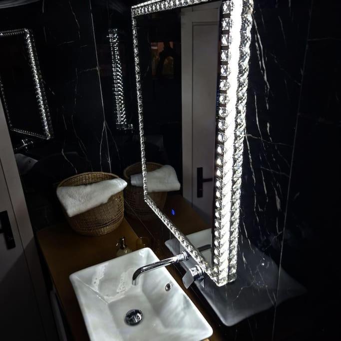 Faronita - Luxury Apt In The Heart Of 칼라마타 외부 사진